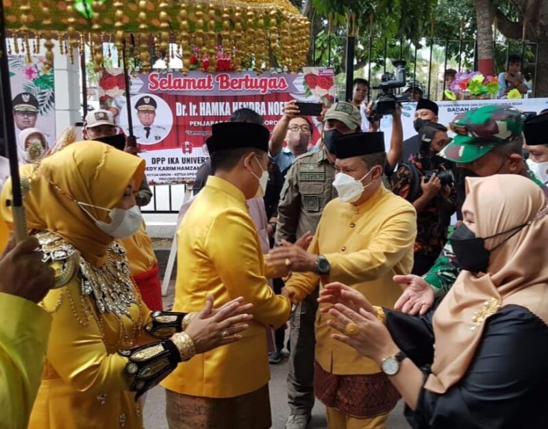 Pojok6.id (DPRD) - Ketua DPRD Provinsi Gorontalo, Paris Jusuf menghadiri prosesi upacara adat Moloopu dalam menyambut Penjabat Gubernur Gorontalo, Hamka Hendra Noer