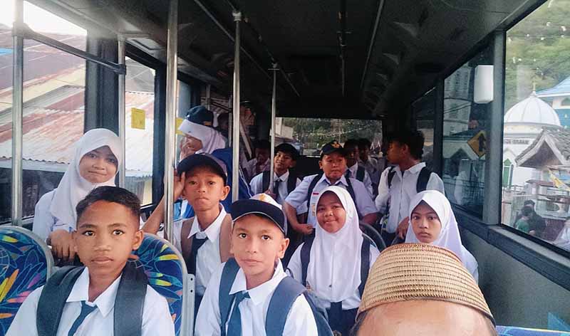 Bus Sekolah